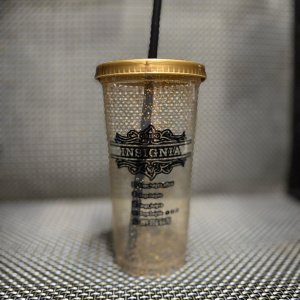 Vaso con tapa y popote